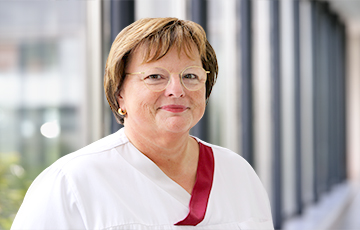 Birgit Havers im Portrait im Gang des Krankenhauses