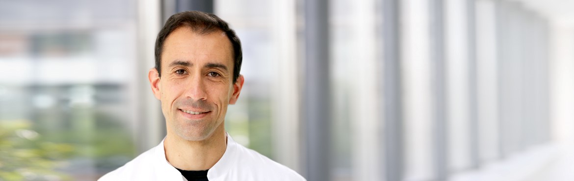 Dr. med. Christian Dick im Portrait im weißen Kittel