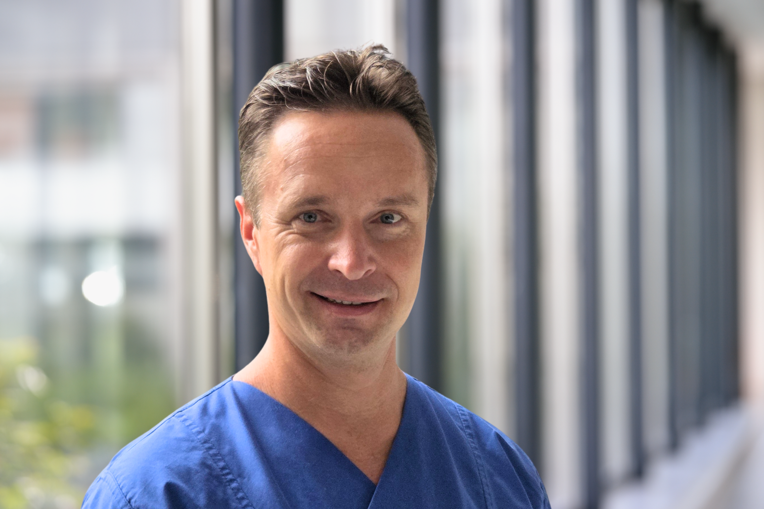 Dimitri Semenzow im Portrait im Gang des Krankenhauses