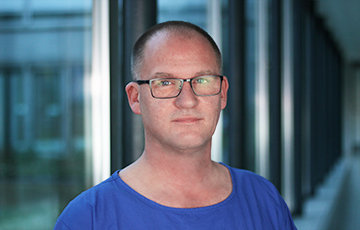 Dirk Pütz im Portrait im Gang des Krankenhauses
