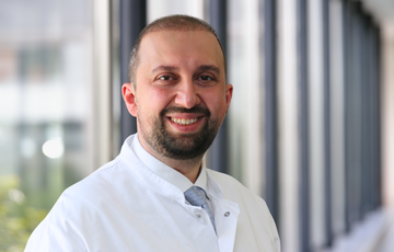 Jalal Aouf im Portrait im weißen Kittel