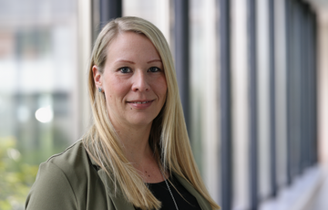 Janine Dotzenko im Portrait im Gang des Krankenhauses
