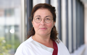 Marie Meyer im Portrait im Gang des Krankenhauses