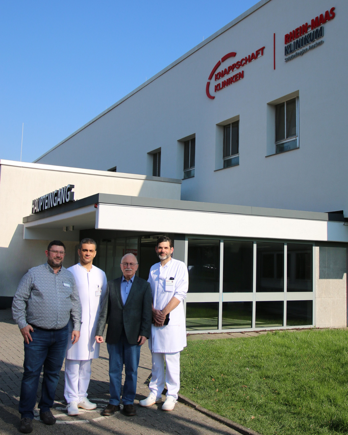 Erwin Krönchen (2. v. r.) und seine behandelnden Ärzte (v.l.n.r.): Michael Bendel, Dr. Khalid Sayed Ahmed und Prof. Dr. Karsten Junge. 
