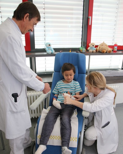 Bildunterschrift: Prof. Dr. Hans-Oliver Rennekampff, Amir und Dr. Denise Esser beim gemeinsamen Abschlussgespräch im Rhein-Maas Klinikum.