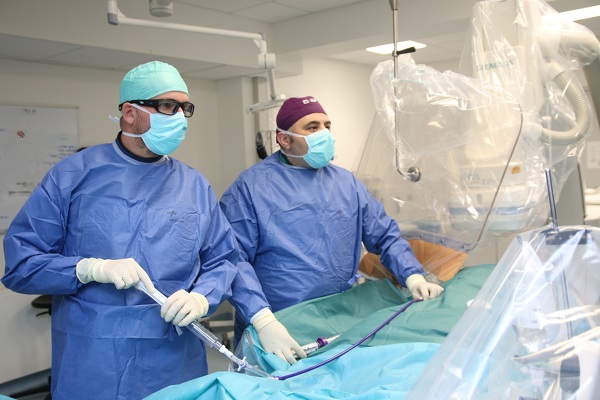 Oberarzt Dr. med. Simon Dello und der Geschäftsführende Oberarzt Dr. med. Dejan Nachoski im Herzkatheterlabor während der Therapie einer Lungenembolie.