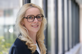 Yvonne Hanses im Flur des Krankenhauses