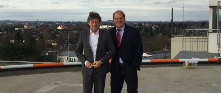 Jos Som, Bürgermeister der Stadt Kerkrade, und René A. Bostelaar, Geschäftsführer des Rhein-Maas Klinikums auf dem Hubschrauberlandeplatz, der sich auf dem Dach des Neubaus befindet.