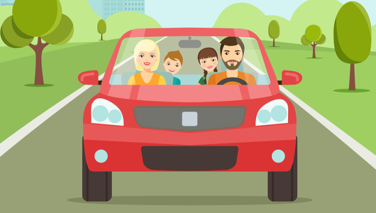 Eine Familie, Vater, Mutter und zwei Kinder fahren in einem roten Auto auf einer Straße.